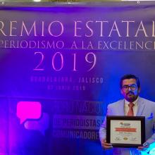El estudiante Rubén Islas reconocido por la labor periodística que realiza en el Canal 21 del municipio de Zacoalco de Torres