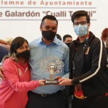 Asesor y dos miembros del equipo con el reconocimiento