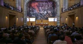 Intelectuales y académicos reunidos en el Paraninfo Enrique Díaz de León durante el foro internacional