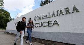 Estudiantes en las instalaciones de la Universidad deGuadalajara
