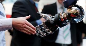 Saludo de mano entre humano y robot