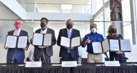 Autoridades universitarias y representantes sindicales