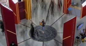 Mujer sosteniendo un libro en la FIL