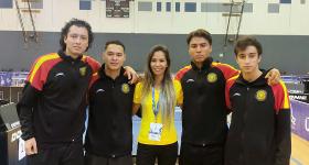Estudiantes que compiten en la disciplina de tenis de mesa