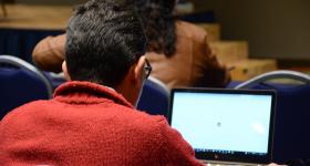 Estudiante escribiendo en una laptop