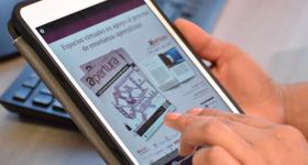 Persona navegando en el sitio de la revista en un Ipad