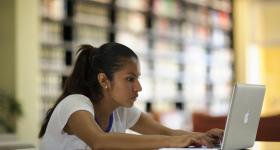 Estudiante con computadora 